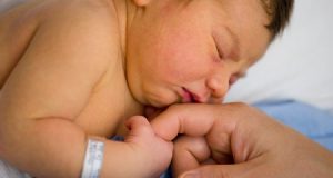 درمان و روش های پیشگیری از افت قند خون نوزادان